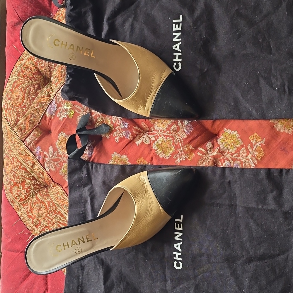 CHANEL classic Camel & Black leather Mules